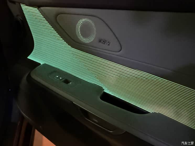 全新雷克萨斯ES实车内饰亮相 “理想”风格双大屏 界面很时尚