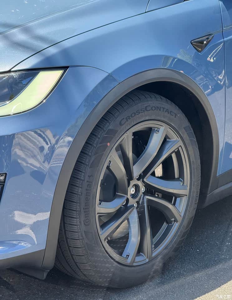 新款特斯拉Model X实车 继续采用方向盘转向灯按键设计新款特斯拉Model X实车 继续采用方向盘转向灯按键设计