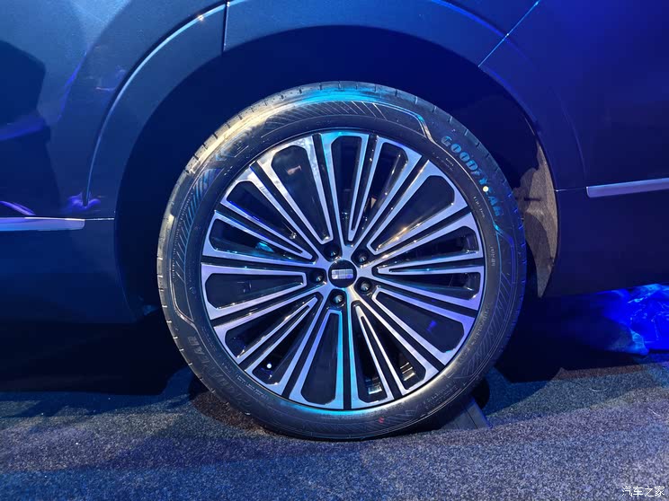 全新六座旗舰SUV 搭载千里浩瀚驾驶辅助 吉利银河M9全球首发