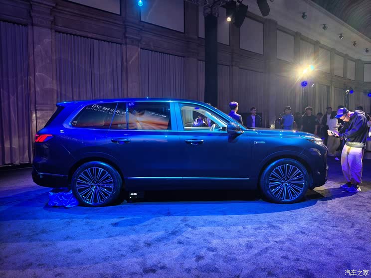 全新六座旗舰SUV 搭载千里浩瀚驾驶辅助 吉利银河M9全球首发