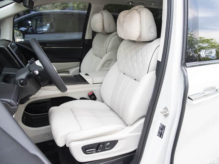 传祺向往M8乾��系列售35.99万起 配华为鸿蒙座舱+乾��智驾ADS 3.0