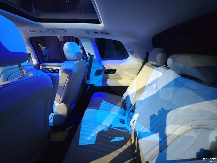 全新六座旗舰SUV 搭载千里浩瀚驾驶辅助 吉利银河M9全球首发