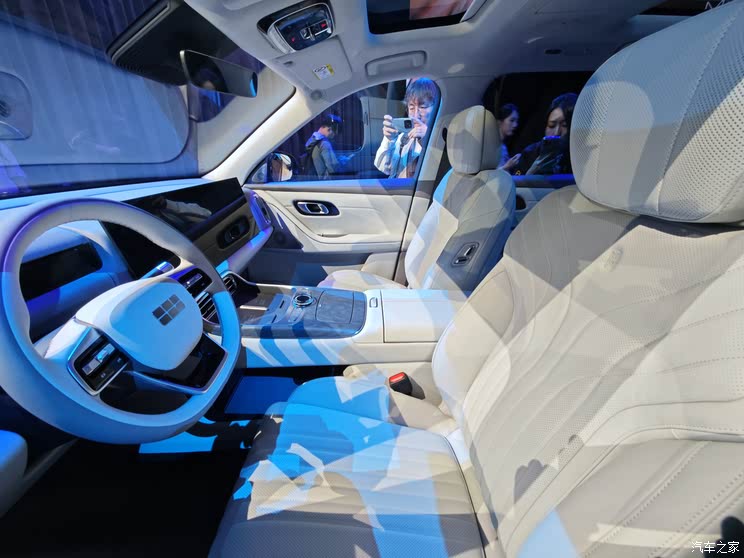 全新六座旗舰SUV 搭载千里浩瀚驾驶辅助 吉利银河M9全球首发