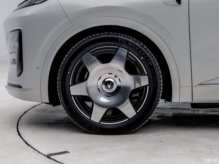 补贴后售价20.49-27.49万元 深蓝S09正式上市并开启交付