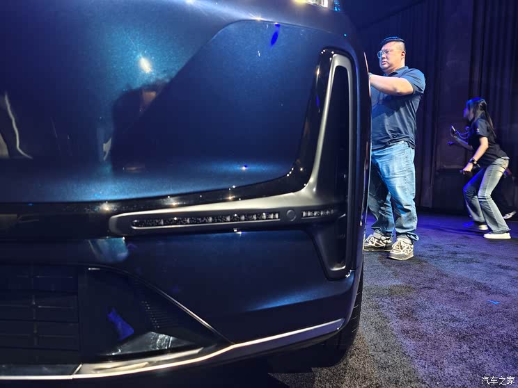 全新六座旗舰SUV 搭载千里浩瀚驾驶辅助 吉利银河M9全球首发