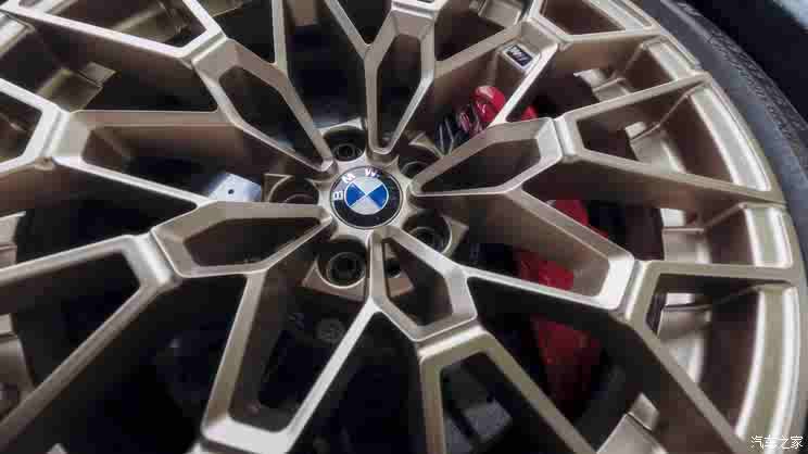 全车轻量化 动力超530马力!全新宝马M2 CS亮相意大利埃斯特