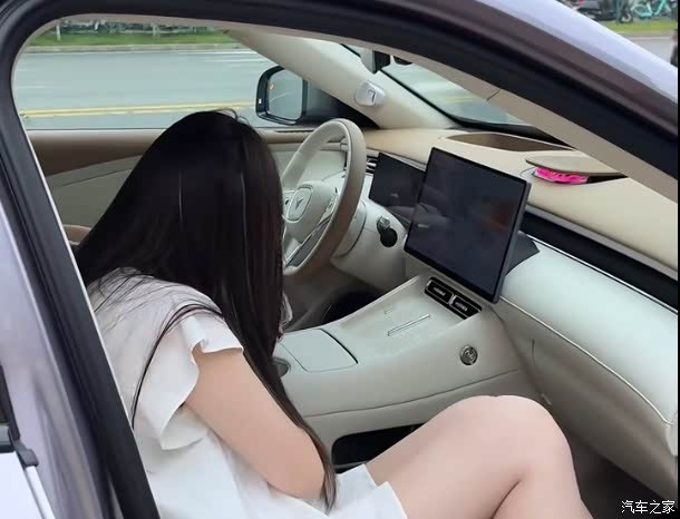 即将预售 岚图FREE+实车内饰曝光 将搭载华为鸿蒙5座舱