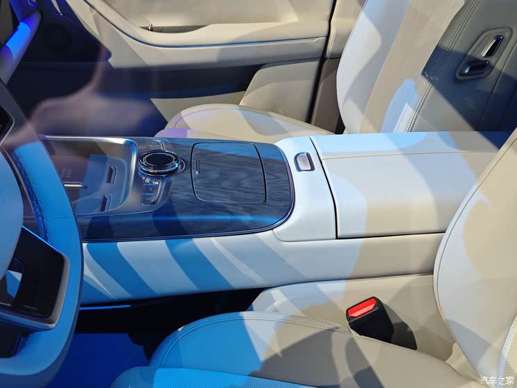 全新六座旗舰SUV 搭载千里浩瀚驾驶辅助 吉利银河M9全球首发