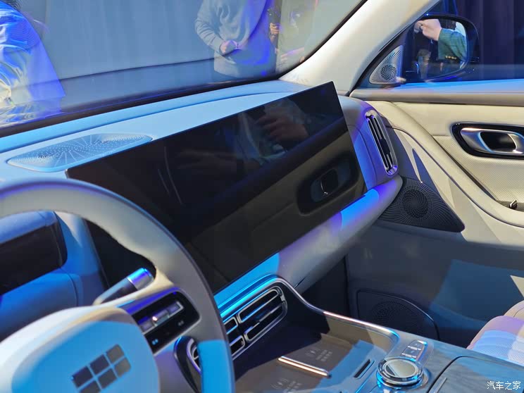 全新六座旗舰SUV 搭载千里浩瀚驾驶辅助 吉利银河M9全球首发