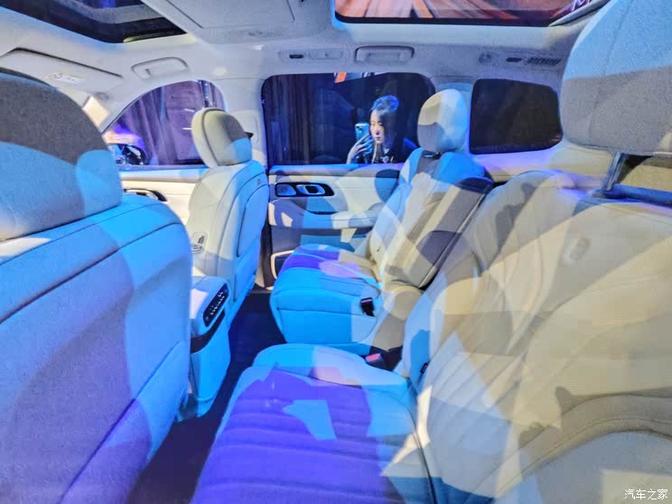 全新六座旗舰SUV 搭载千里浩瀚驾驶辅助 吉利银河M9全球首发